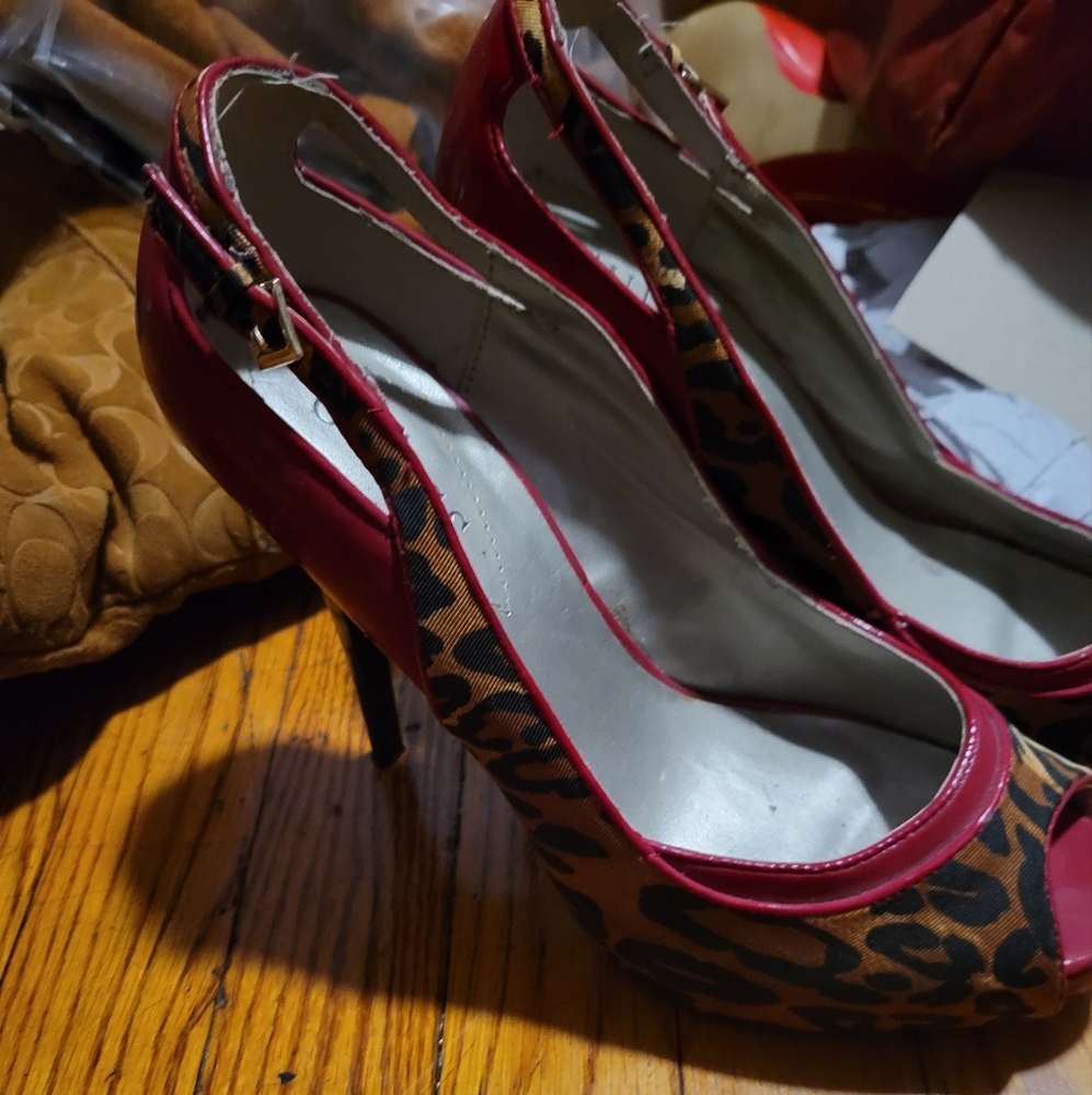 Guess leopard & red pumps